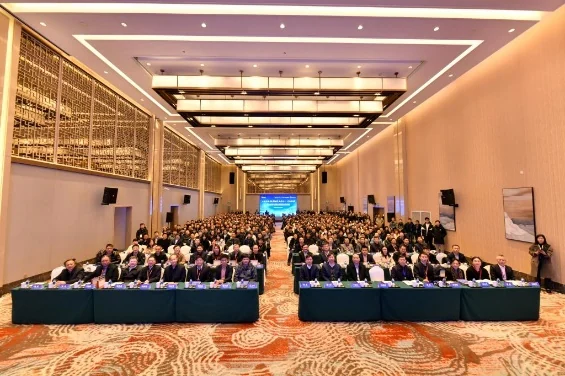 Auditorium group photograph at the Transportation and Vehicle Engineering Forum for Young Scholars